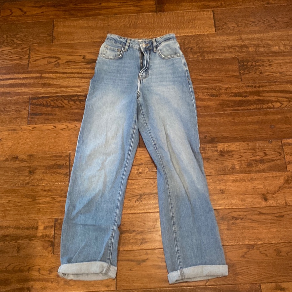 Forever 21 Light Wash Jeans. Size 24